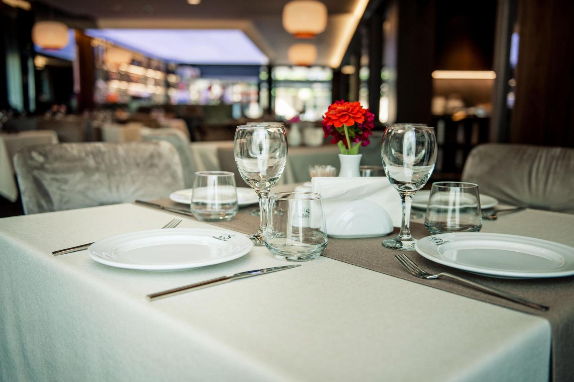 Seraphine Plaza Печ Екстер'єр фото